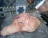 Foto del paso 3 de la receta: Asado a la parrilla de pernil de chancho con salmuera de miel