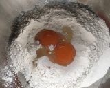 Hình bước làm 1 của món Mì trứng cho bé ăn dặm