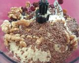 Foto del paso 1 de la receta: Bolitas energéticas de arándanos, nueces, almendras y uvas pasas