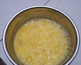Foto langkah ke 2 dari resep Telur Gulung Nasi dan Sosis.