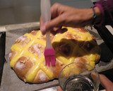 Foto del paso 4 de la receta: Coca de brioche con crema y piñones