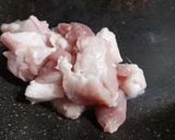 Hình bước làm 1 của món Thịt vai xào cà chua dưa leo