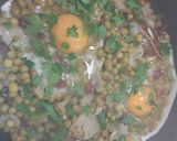 Foto del paso 3 de la receta: Huevo cuajado en guisantes con jamón