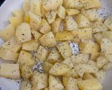 Foto del paso 2 de la receta: Papas gratinadas con queso y crema, acompañadas de salmón a la plancha