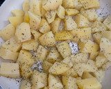 Foto del paso 2 de la receta: Papas gratinadas con queso y crema, acompañadas de salmón a la plancha
