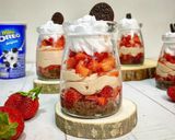 A picture of step 6 of Oreoberry Parfait.