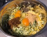 Une image de l'étape 4 de Galettes de courgettes bicolores au parmesan,ail et épices.