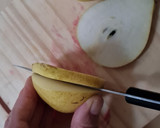 Foto del paso 1 de la receta: Pera especiada con yogur griego 🍐 Pera con canela, nuez moscada y clavo de olor con yogur drenado 🍐