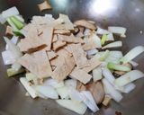 香菇洋蔥炒魚板的食譜步驟5照片