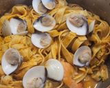 Foto del paso 11 de la receta: Tagliatelle al huevo con langostinos y almejas