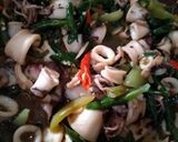Foto langkah ke 5 dari resep Cumi cabai hijau.
