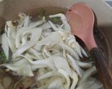 Foto langkah ke 4 dari resep Jamur Tiram Kuah Bening.