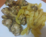 Foto del paso 3 de la receta: Muslitos de pollo al ajillo al horno con papas fritas