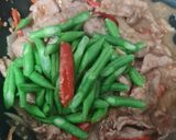 รูปขั้นตอนการทำที่ 3 ของ หมูผัดกะปิ