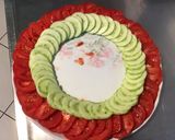 Une image de l'étape 5 de Salade composée aux tomates, concombre, courgette, olives, poivron, basilic et parmesan.