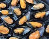 Foto del paso 1 de la receta: Patatas guisadas con setas y mejillones Thermomix para dos