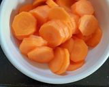 கேரட் மிளகு பொரியல்(carrot pepper poriyal recipe in tamil) ரெசிபி ஸ்டேப் 1 புகைப்படம்