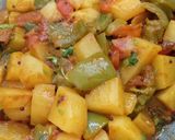 आलू शिमला मिर्च की सब्जी (aloo shimla mirch ki sabzi recipe in Hindi) रेसिपी चरण 1 फोटो