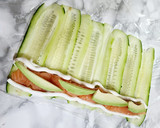 Foto del paso 2 de la receta: Rollitos de pepino, salmón y aguacate