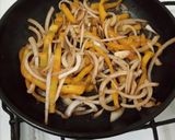 Foto del paso 2 de la receta: Bifes de hígado con cebolla y pimiento