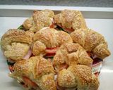 Foto del passaggio 16 della ricetta Cornetti salati di pasta brioche farciti 🎄⭐
