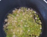 Foto del paso 2 de la receta: Cuscús con ajos tiernos y guindilla