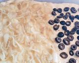 Foto del paso 1 de la receta: Focaccia deliciosa de aceitunas negras y cebolla