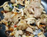 รูปขั้นตอนการทำที่ 4 ของ ผัดมันแกวทวิเห็ด Yam bean fried with 2 types of mushrooms