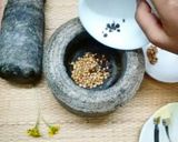 A picture of step 1 of Sukkumalli kaapi (Dry ginger & coriander seeds).