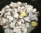 Foto del paso 2 de la receta: Calamares y gambas salteadas al vino