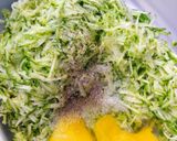 Foto del passaggio 2 della ricetta Polpette o chicche di zucchina fritte