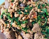 รูปขั้นตอนการทำที่ 4 ของ ผัดกะเพราไก่สับกับเครื่องใน