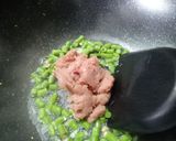 รูปขั้นตอนการทำที่ 2 ของ กะเพราหมูสับ เต้าหู้ไข่ คลีน
