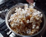 Foto del paso 3 de la receta: Pochoclo acaramelados. Palomitas de maíz