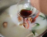 Foto langkah ke 3 dari resep Tom Kha Gai (Thai Coconut Chicken Soup).