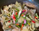 Hình bước làm 4 của món Cải chua xào gân bò