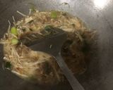 Foto langkah ke 3 dari resep Tumis Enoki Telur dengan daun bawang.