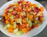 Une image de l'étape 11 de Salade composée de melon, tomates, concombre, oignon doux, feta et menthe.