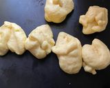 Gambar langkah 9 resipi Roti kentang kastard.