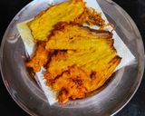 कद्दू के फूल के पकौड़े kaddoo ke phool ke pakode रेसिपी चरण 5 फोटो