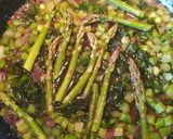 Foto del passaggio 3 della ricetta Terrina di asparagi zucchine curcuma e pane croccante