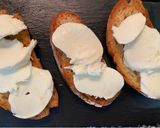 Foto del paso 4 de la receta: Bruschetta de mozzarella con jamón y albaricoques