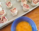Baconos, sajtos pizzatekercs recept fázis 4 fotója
