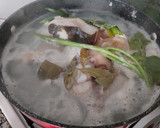 Foto del paso 2 de la receta: Cazuela de merluza con espárragos, olivas negras y picada de almendras