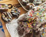 Foto del paso 7 de la receta: MINI 🍩DONAS🍩 Y 🥮BUDÍN 🥮 DE MANTEQUILLA DE MANÍ AL 🍫🍩CHOCOLATE🍫 🍩