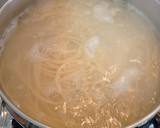 Foto del paso 4 de la receta: Espaguetis y muslitos de pollo en salsa picante de tomate con cerveza