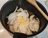 Foto del paso 3 de la receta: Carrilleras ibéricas en salsa de reineta, calabacín y macademia