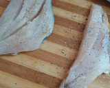 Foto del paso 2 de la receta: Gallo enrollado con espárragos y salsa de limón