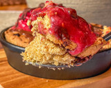 Foto del paso 5 de la receta: Skillet cookie saludable en Airfryer con helado de frambuesa