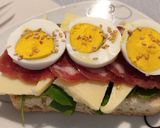 Foto del paso 1 de la receta Tosta de rúcula, queso, jamón y huevo